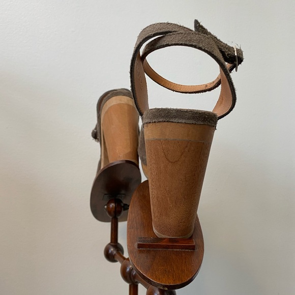 Suede clog platform sandals with fringe - Picture 7 of 8